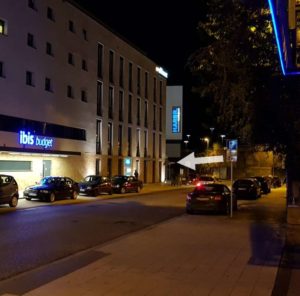 Street Night-View Zufahrt zur Wilhelm-Bleyle-Strasse und somit zum Parkhaus direkt am ArsVivendiDanceClub. Zufahrt von der Pflugfelder Strasse, zwischen IBIS Hotel und Harbr boardinghouse (direkt hinterm Hauptbahnhof Ludwigsburg).